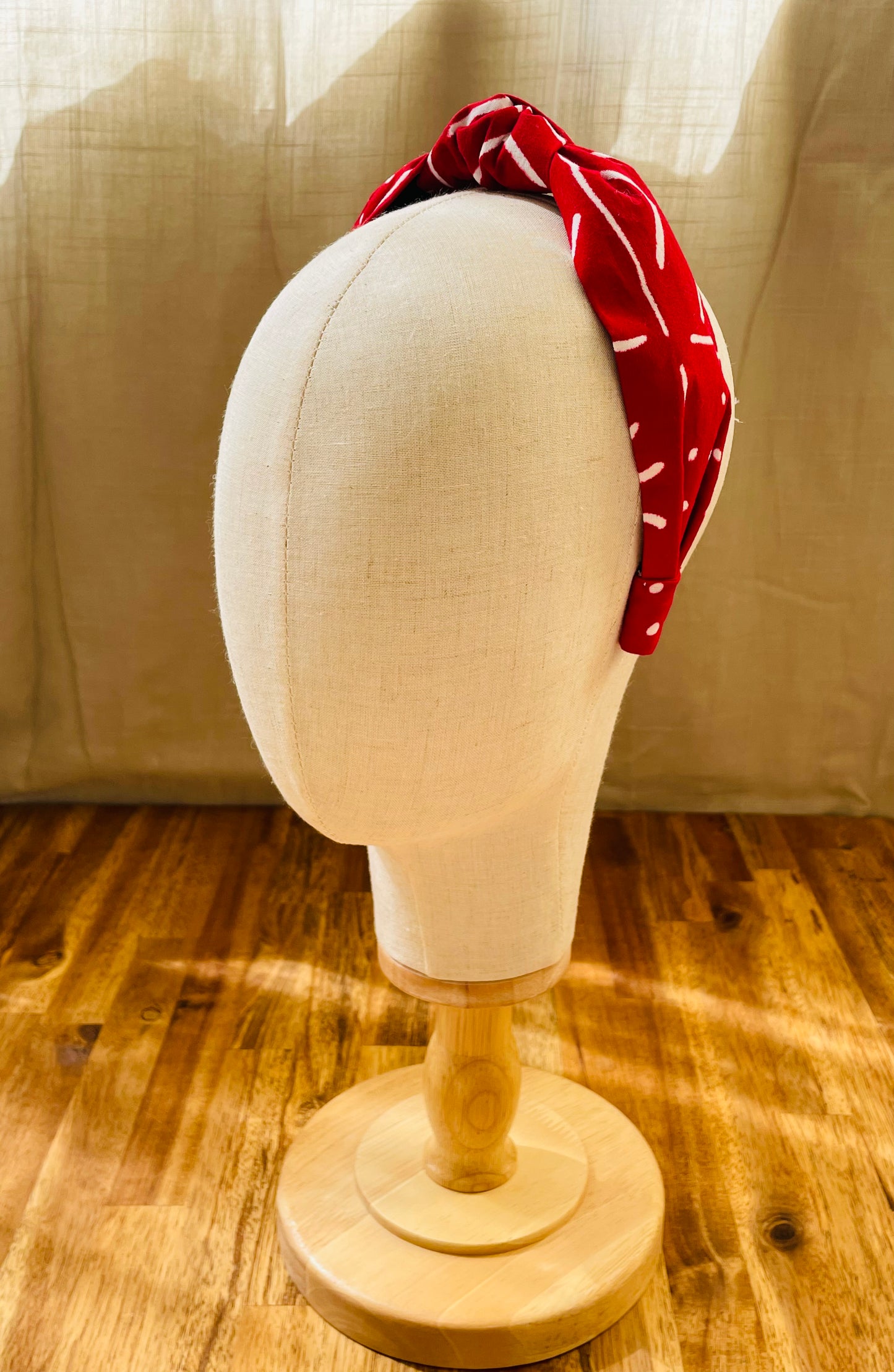 Serre-tête à noeud en wax rouge aux motifs « bogolan »