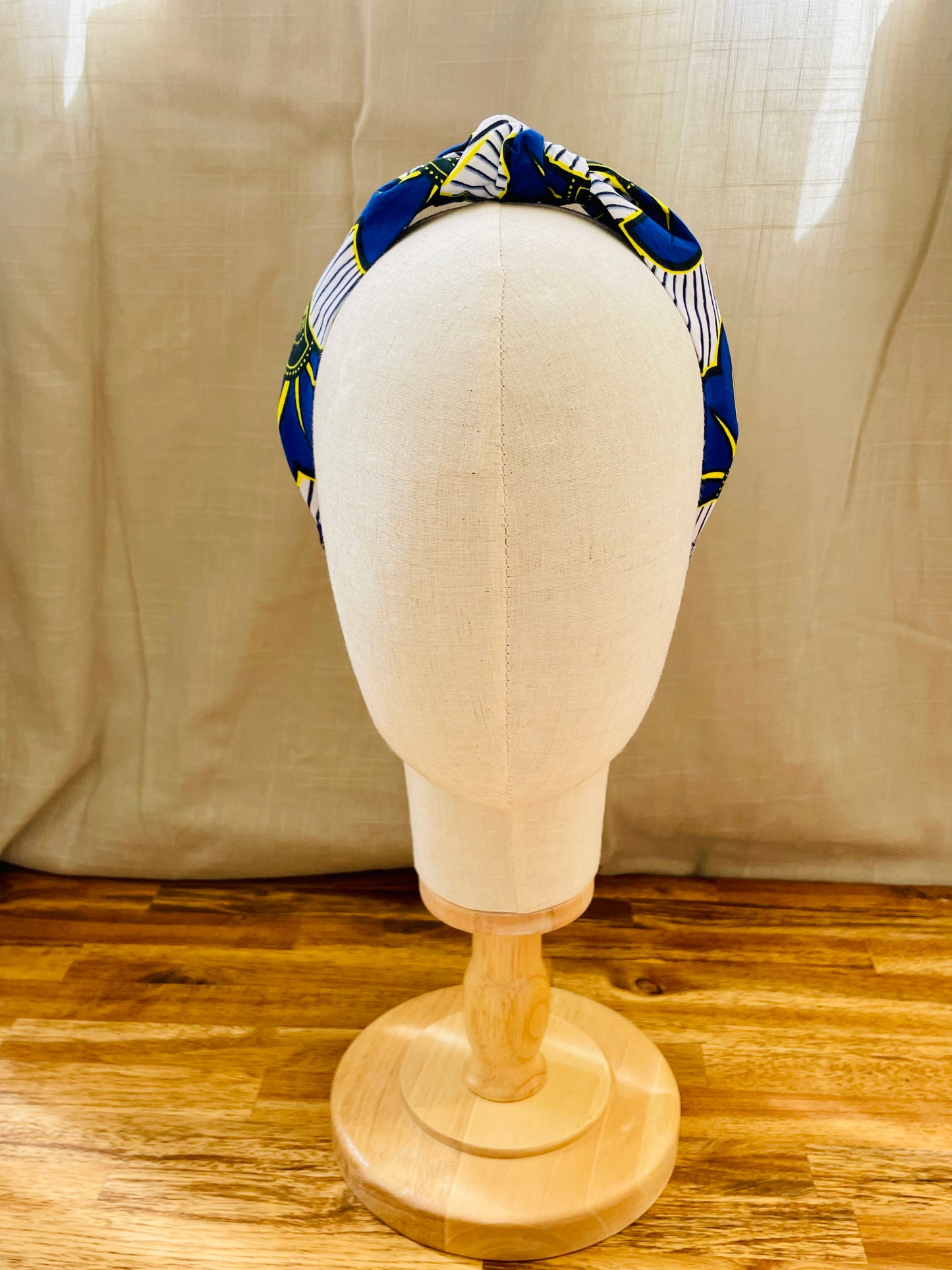 Serre-tête à nœud en wax « fleurs de mariage » bleues, blanches et jaunes