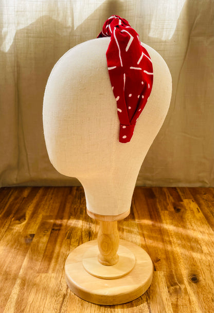 Serre-tête à noeud en wax rouge aux motifs « bogolan »