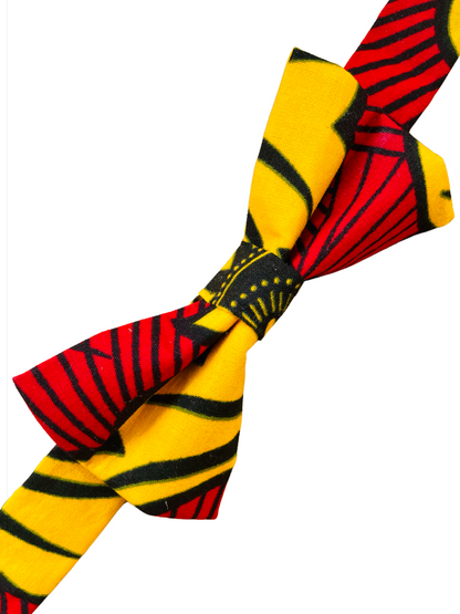Nœud papillon en wax aux motifs « fleurs de mariage » jaunes sur fond rouge