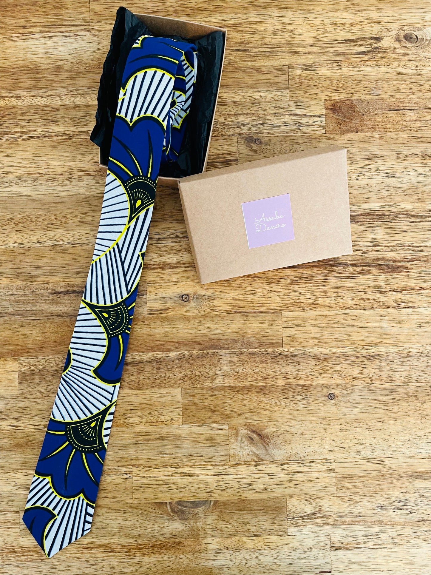 Cravate en wax "fleurs de mariage" bleue jaune et blanche
