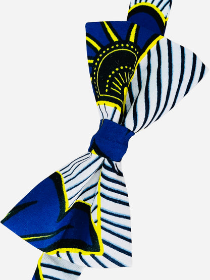 Nœud papillon en wax aux motifs « fleurs de mariage » bleues et jaunes